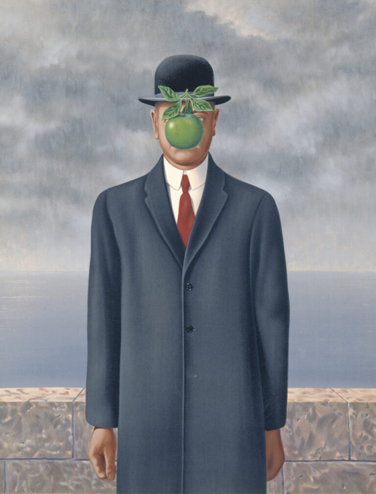 Le Fils de l’homme de René Magritte : un homme debout, le visage masqué par une pomme.